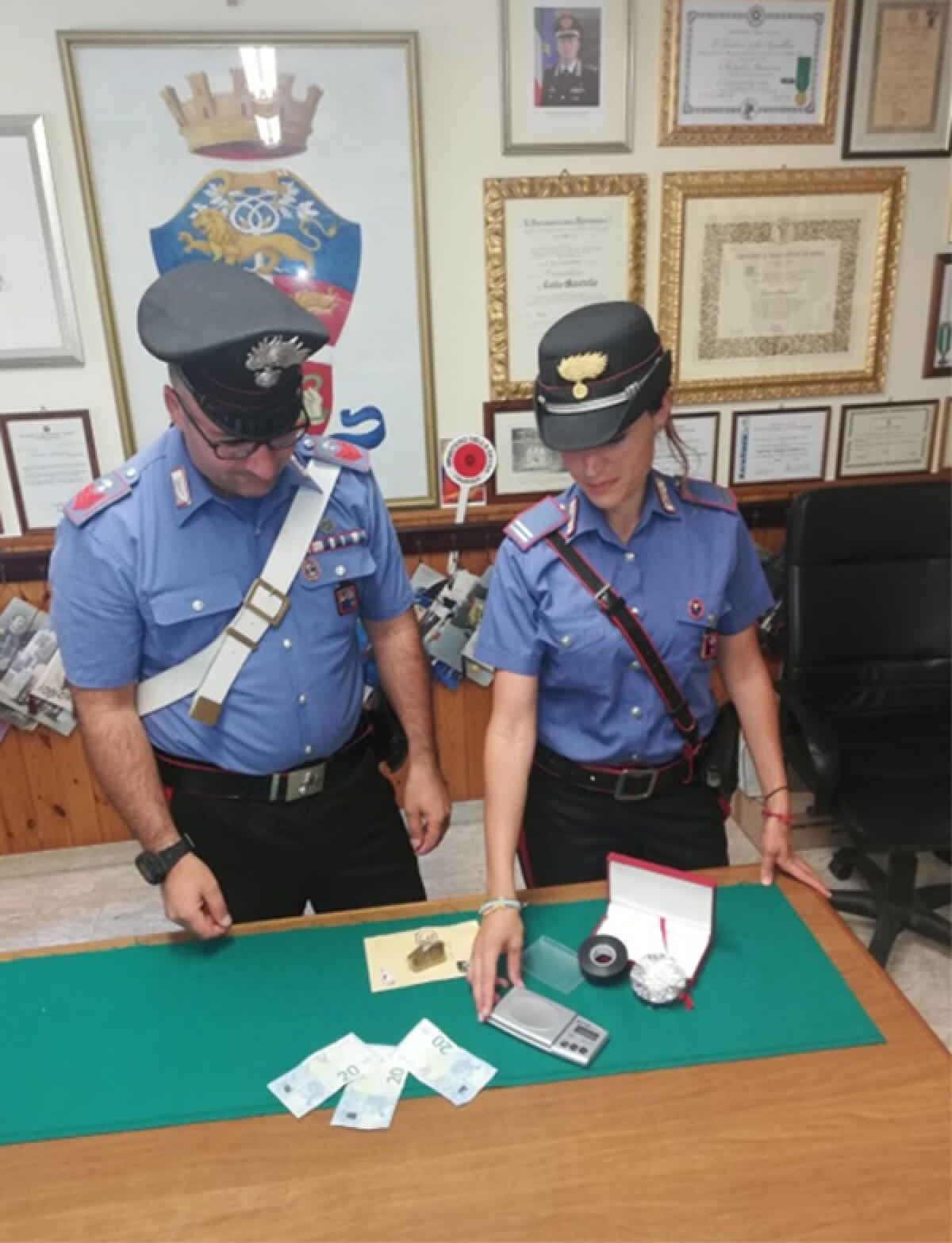 Beccato mentre cede cocaina, in arresto - 