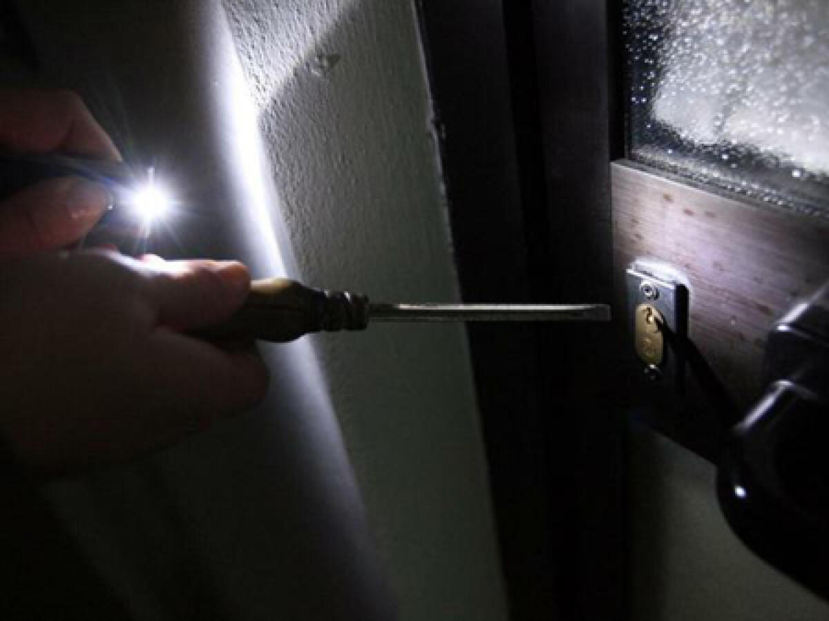 Furto e gravi atti vandalici alla scuola “Aspri” di Fondi: i ladri portano via 10 notebook. - 
