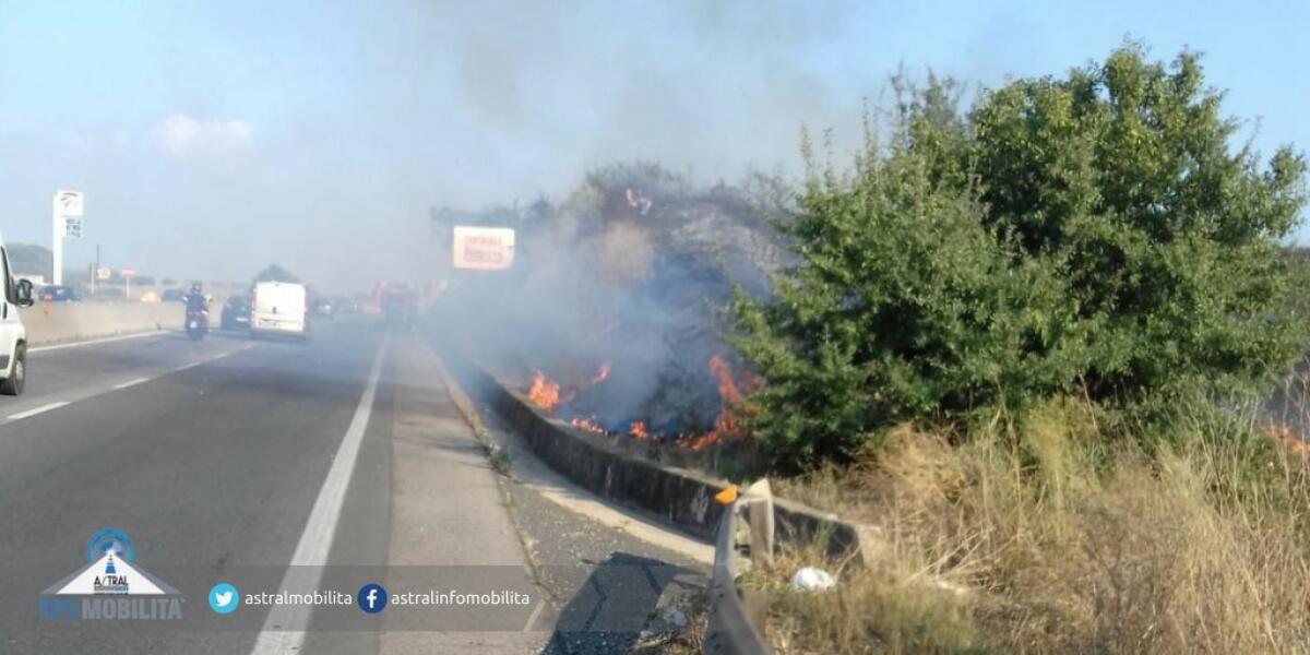 Sterpaglie in fiamme ai bordi della Pontina, tra Le Ferriere e Borgo Montello. - 