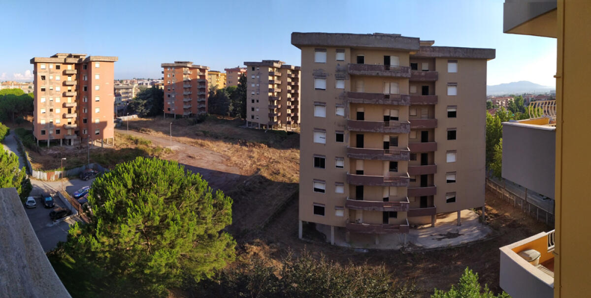 APRILIA - Erba tagliata solo nei punti più in vista: “Chi paga per le pulizie all’interno dell'ex Canebi di via Giustiniano?”. - 