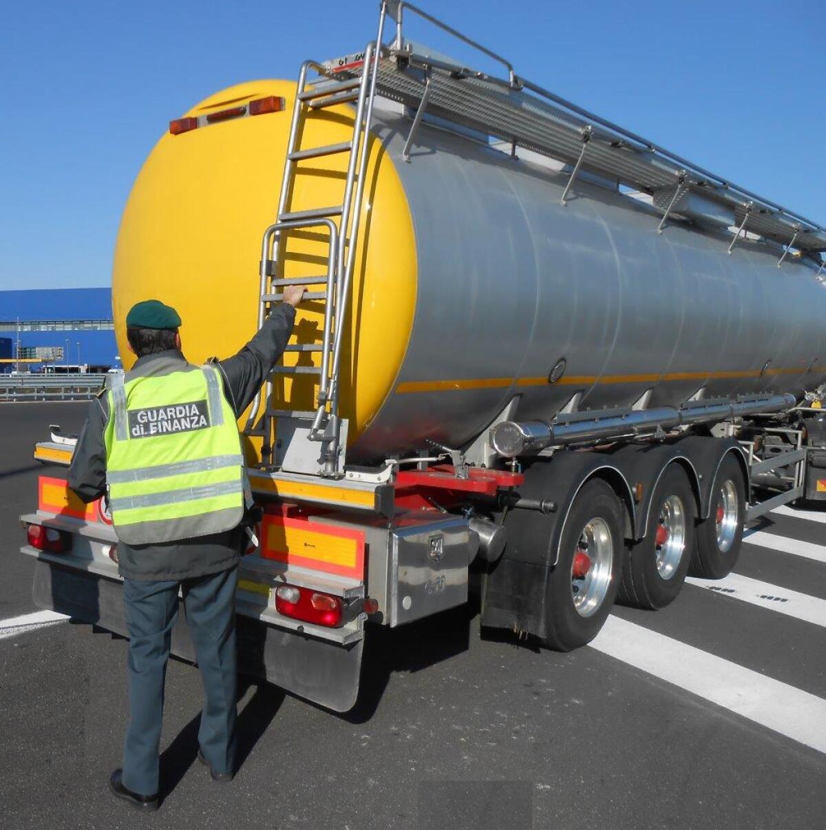 Passa per Latina l’operazione “Traffic 2” della Finanza di Gorizia: 3 arresti e 83 denunce per contrabbando di gasolio. - 
