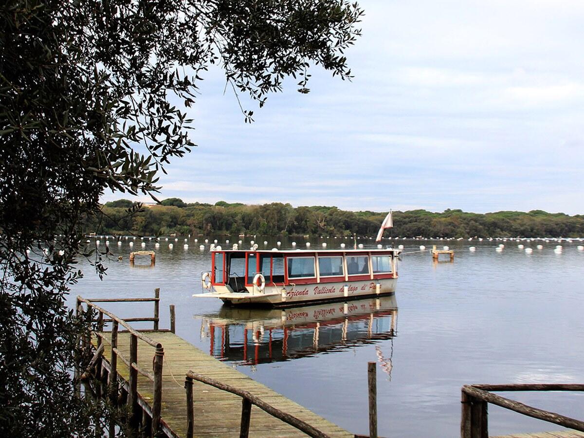 A Sabaudia, per la rassegna letteraria “Incontri a Borgolago”, tour gratuito sul battello. - 