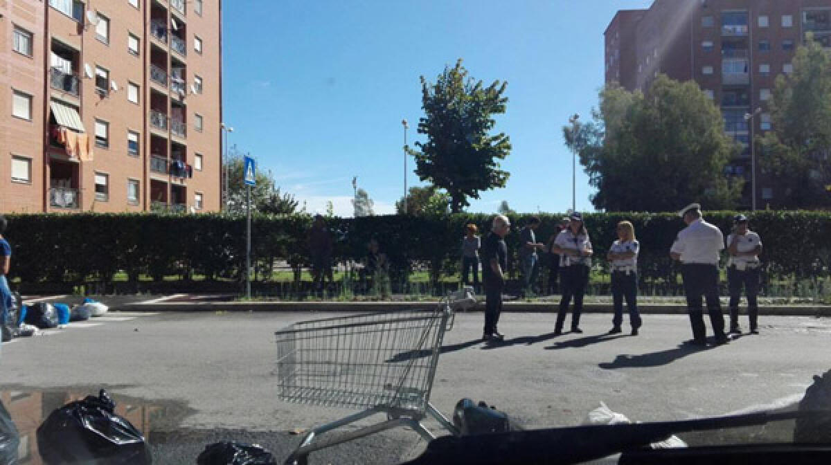 Aprilia - Resta senza alloggio, i vicini di casa bloccano via Inghilterra per solidarietà - 