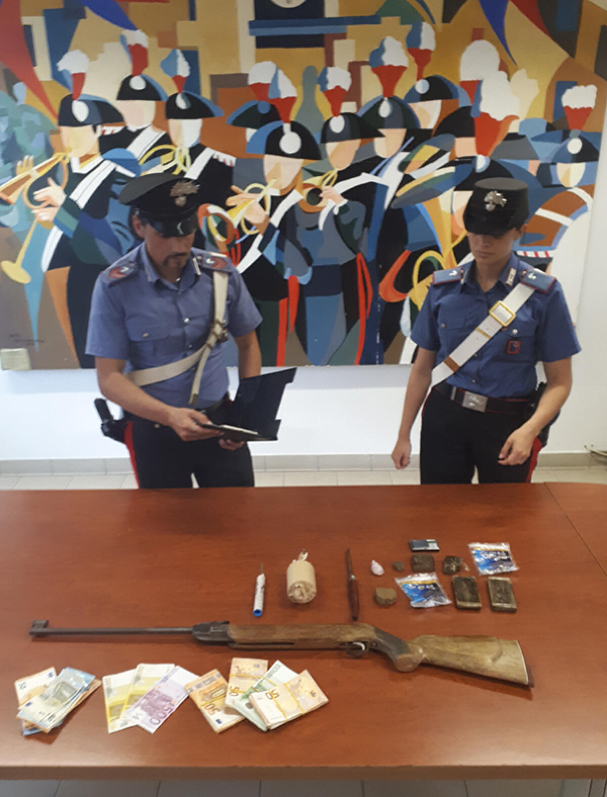 39enne di Aprilia arrestato dai Carabinieri: deteneva una bomba carta, un fucile, droga e denaro contante. - 