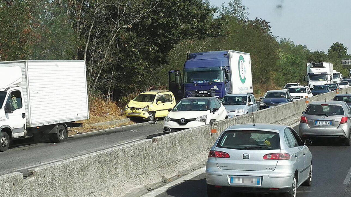 Altro incidente sulla Pontina, direzione Latina, tra Castel di Decima e via di Pratica di Mare. - 