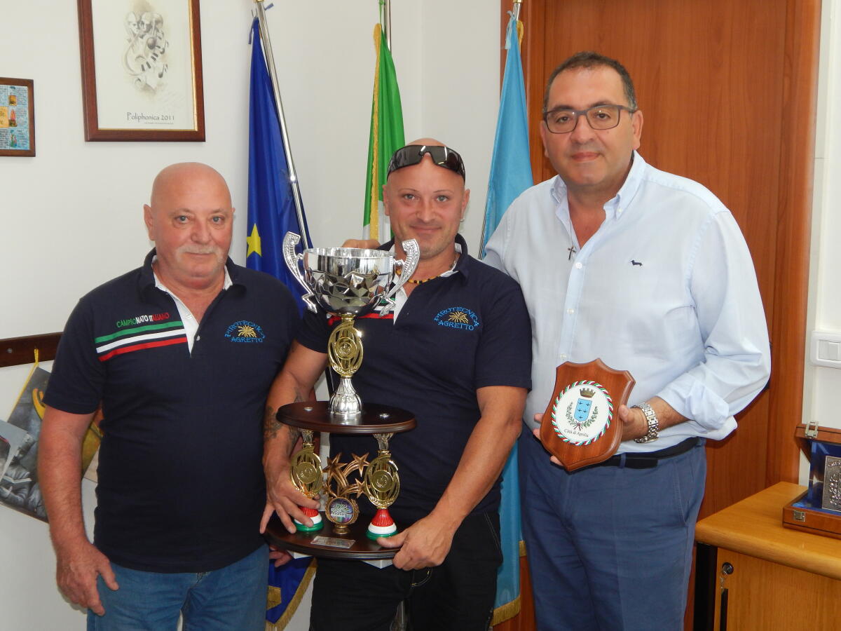 I proprietari dell’azienda “Pirotecnica Agretto” di Aprilia neo campioni nazionali di fuochi d’artificio. Ricevuti dal Sindaco. - 