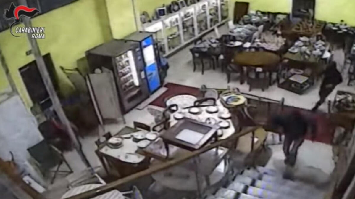 Nel maggio dello scorso anno rapinarono un negozio di usato, a Pomezia: i Carabinieri arrestano due persone. - 