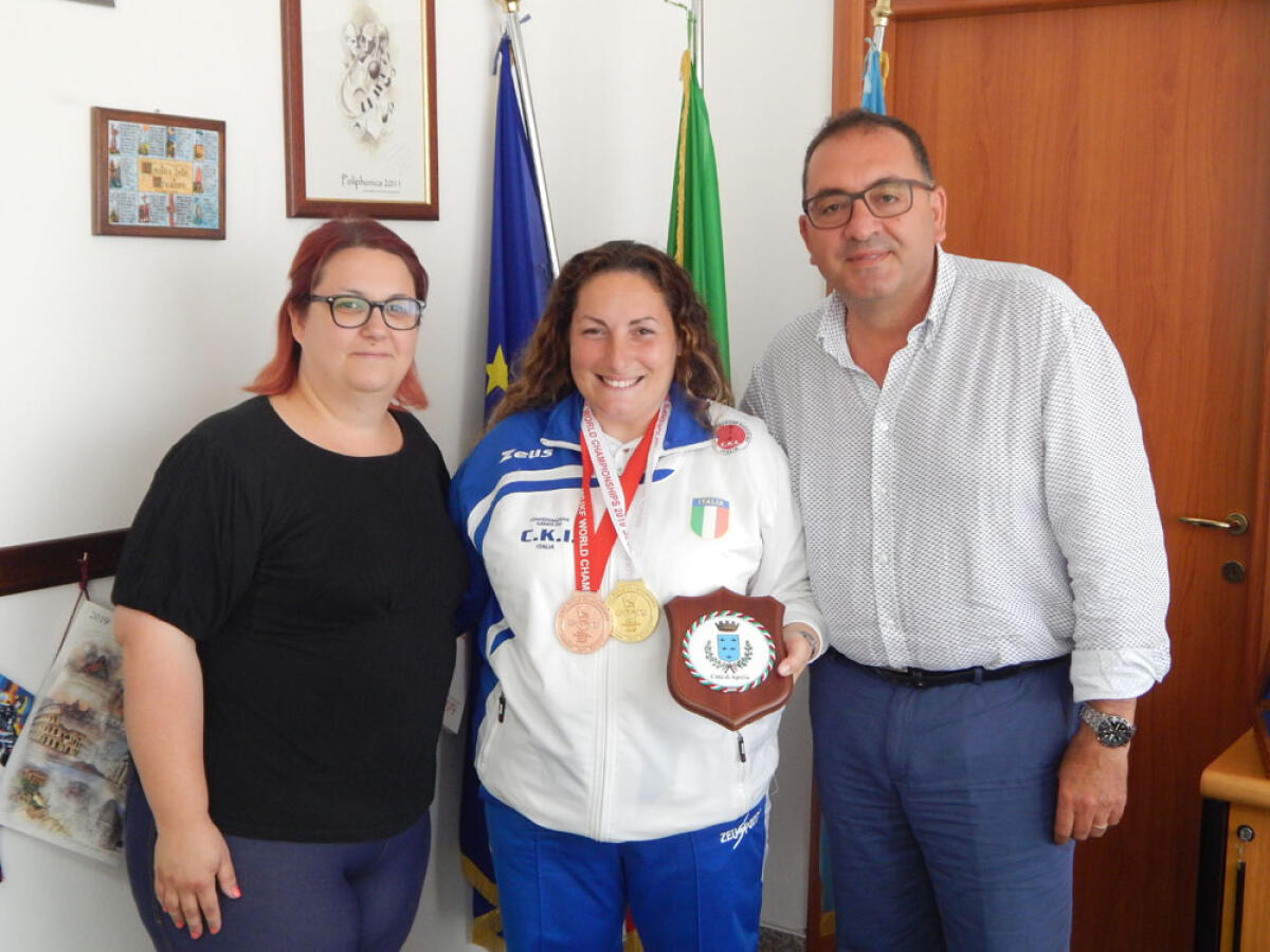 APRILIA - Il sindaco riceve il Maestro Dammone Sessa Angela Monica 5° Dan, dopo l’oro e il bronzo ai Mondiali di Bratislava. - 