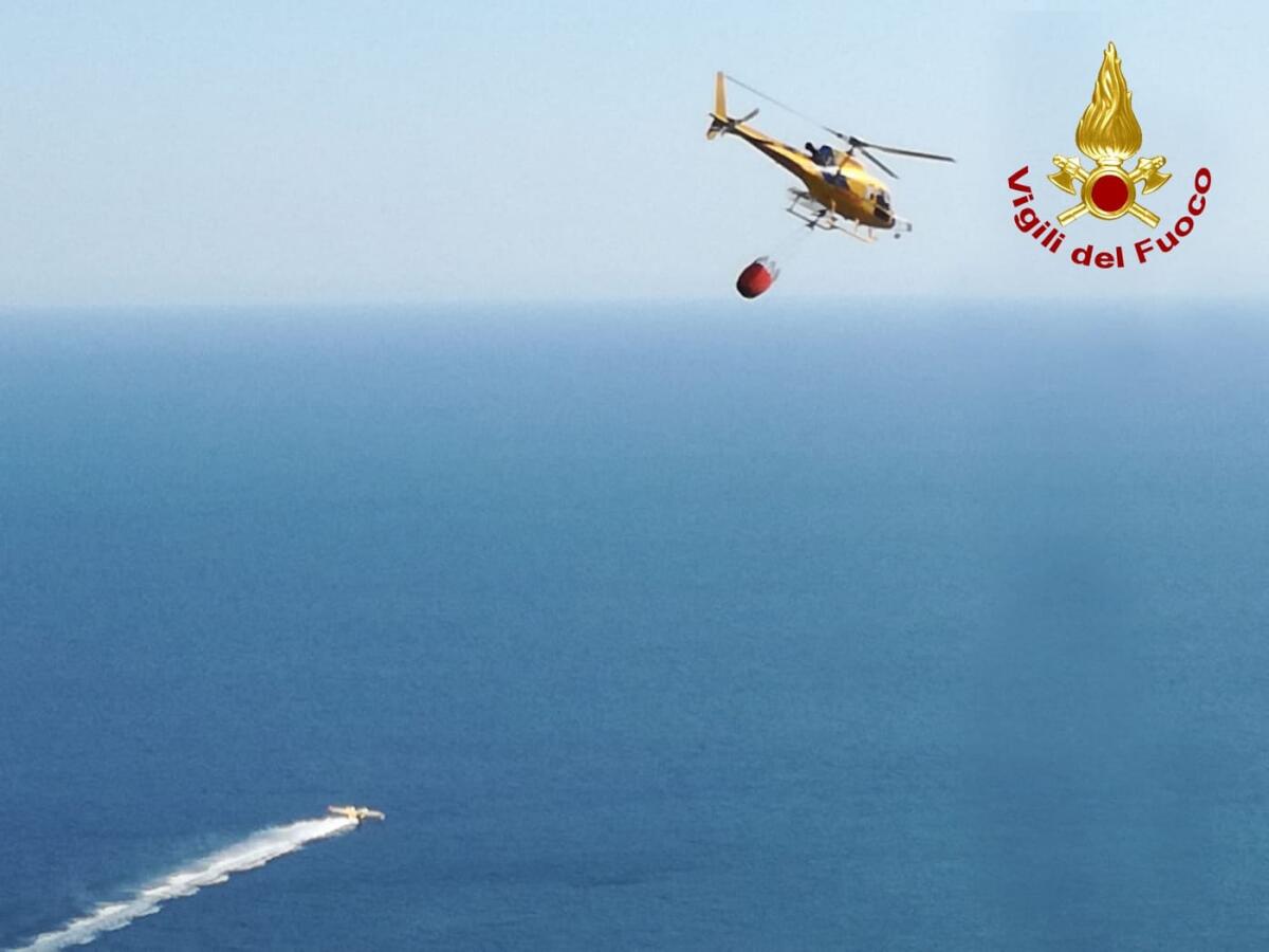 Incendio boschivo nella zona montuosa di Terracina. In azione anche due mezzi aerei. - 