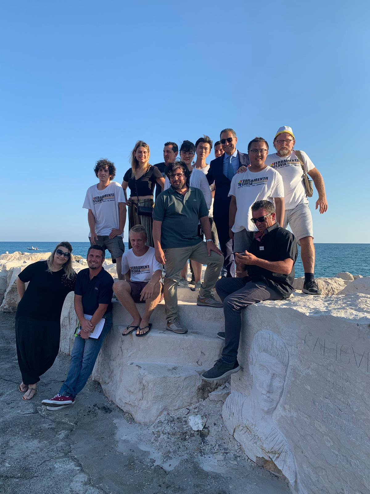 La scogliera di Anzio si trasforma in una galleria d'arte a cielo aperto - 