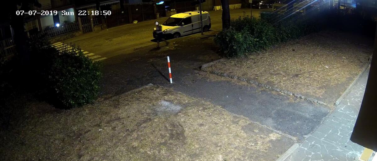 ALBANO - Nuove immagini di un incivile del rifiuto di fronte la Biblioteca Comunale di Pavona. - 