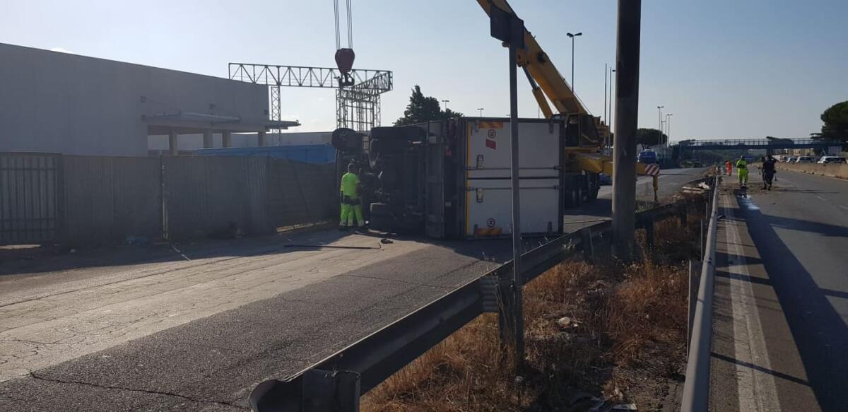 Autocarro contro una macchina in panne, sulla Pontina: strada completamente riaperta al traffico. Tre feriti in codice rosso. - 