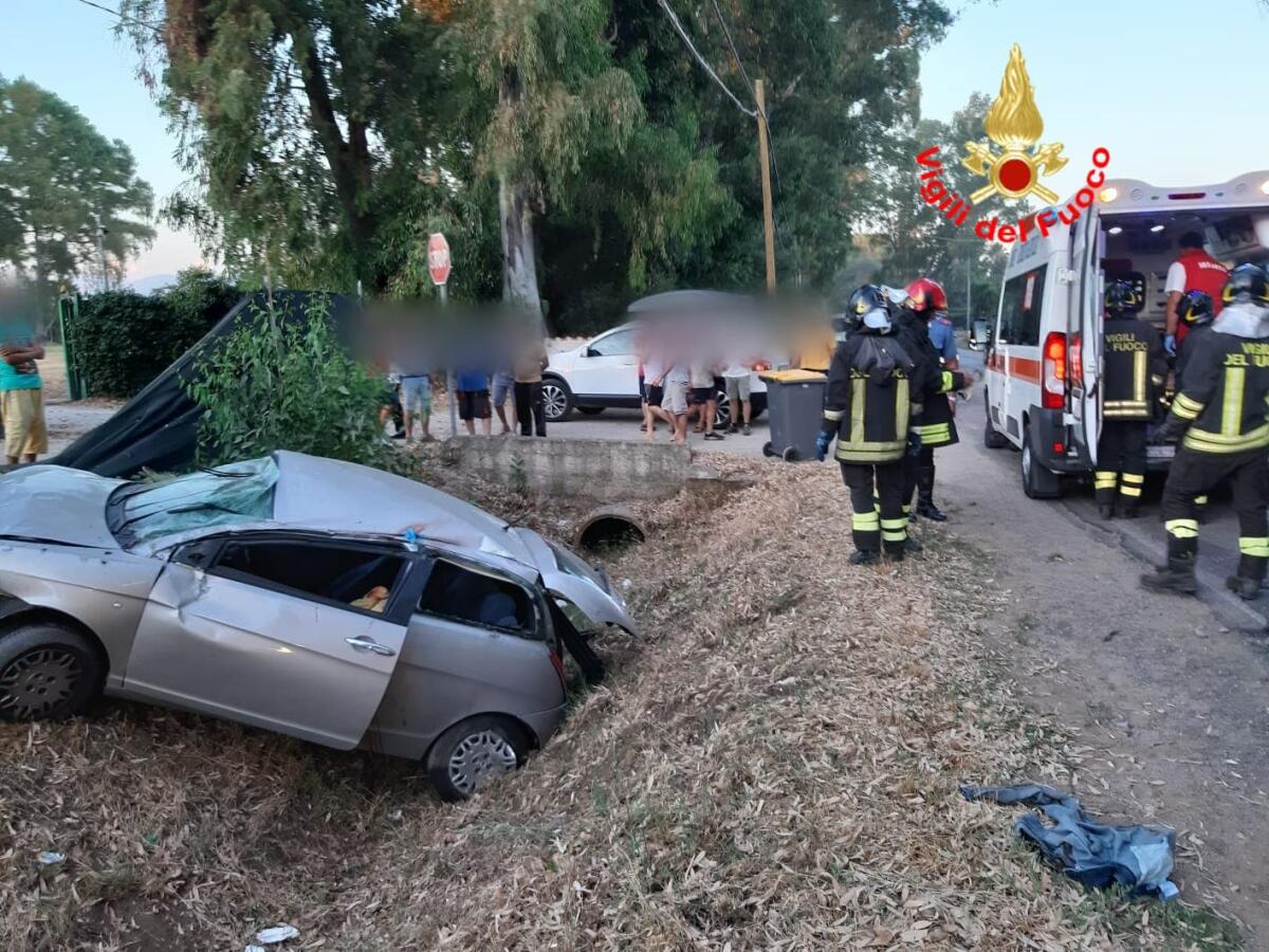 Due donne ferite in un incidente sulla Migliara 58, a Terracina. Intervento dei Vigili del Fuoco. - 