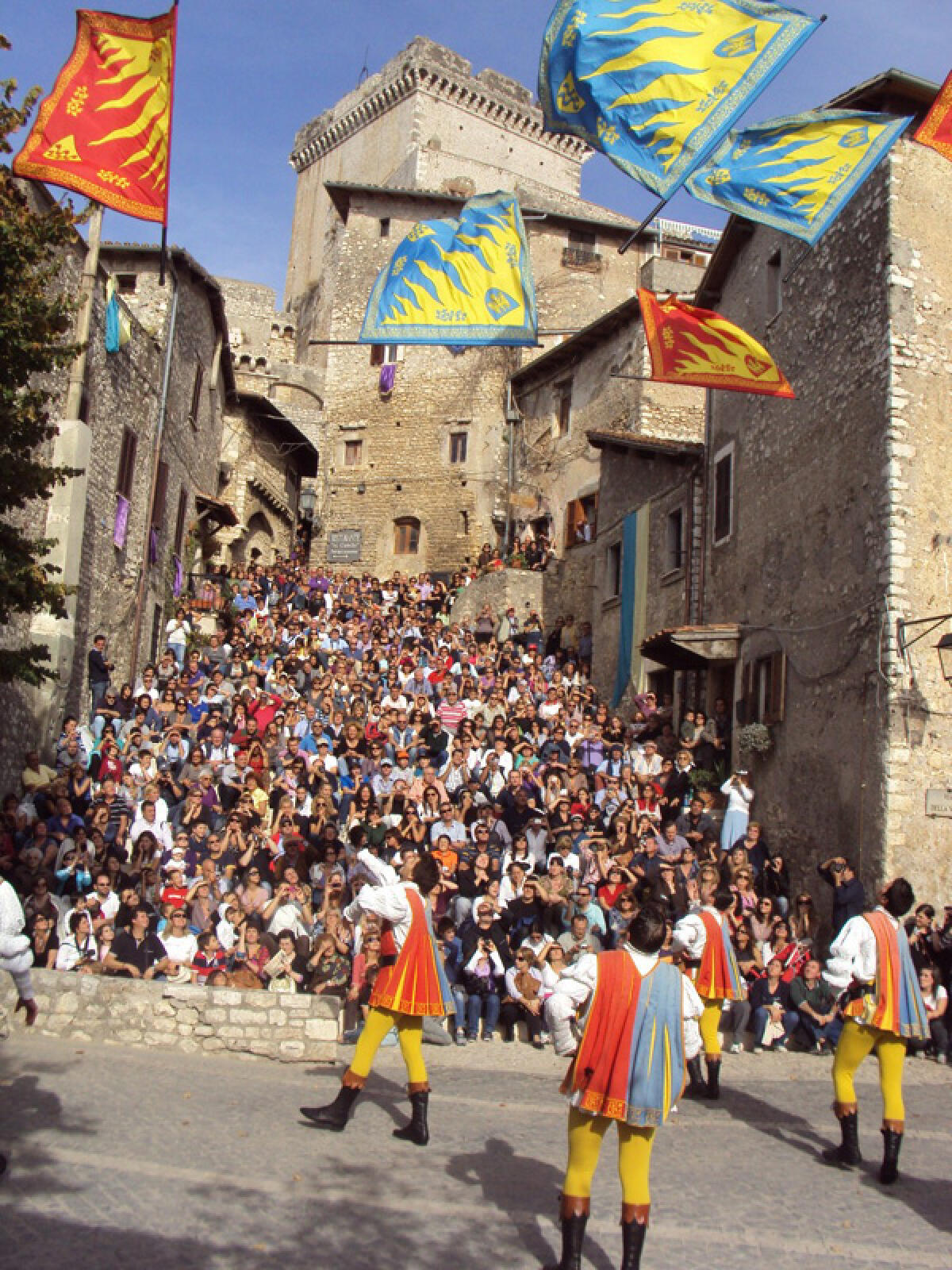 Gli sbandieratori di Sermoneta volano negli Stati Uniti, ospiti di due festival dedicati all'Italia. - 