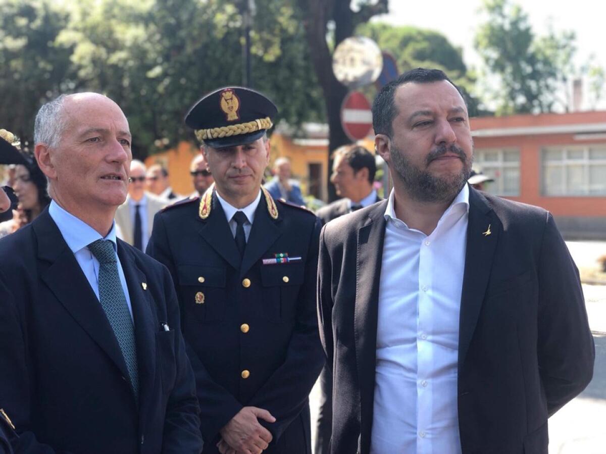 Il Ministro dell’Interno, Matteo Salvini, visita la Scuola di Polizia di Nettuno per testare l’uso della pistola elettrica. - 
