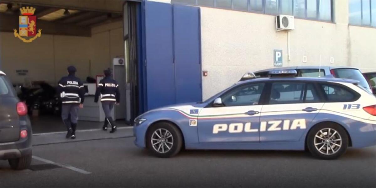 Due auto di lusso rubate rinvenute dalla Polizia Stradale di Aprilia in un capannone alla periferia di Ardea. - 