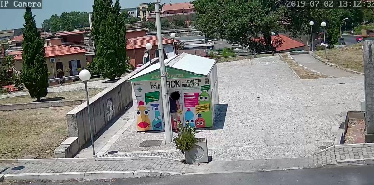 ALBANO – La videosorveglianza riprende un tentativo di manomissione di “Mr Pack”. Esposto ai Carabinieri. - 