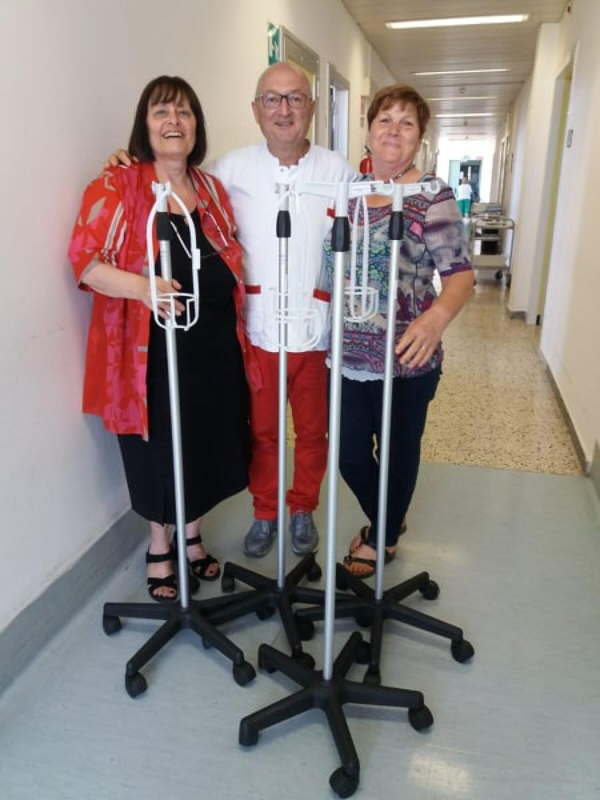 L’associazione “In Ricordo di Daniele” dona aste porta-flebo al Reparto di Neurologia del Goretti di Latina. - 