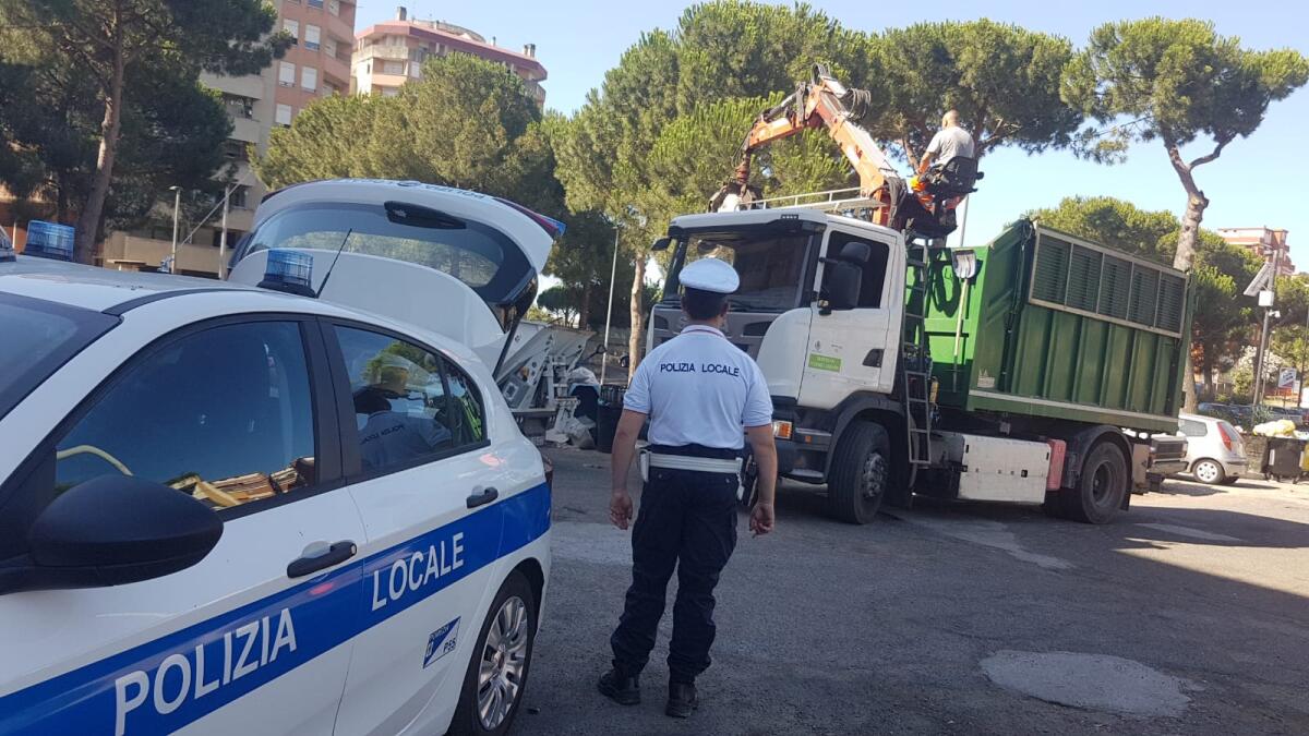 Auto abbandonate e rifiuti: operazione congiunta di Carabinieri e Polizia Locale in via Fellini, a Pomezia. - 