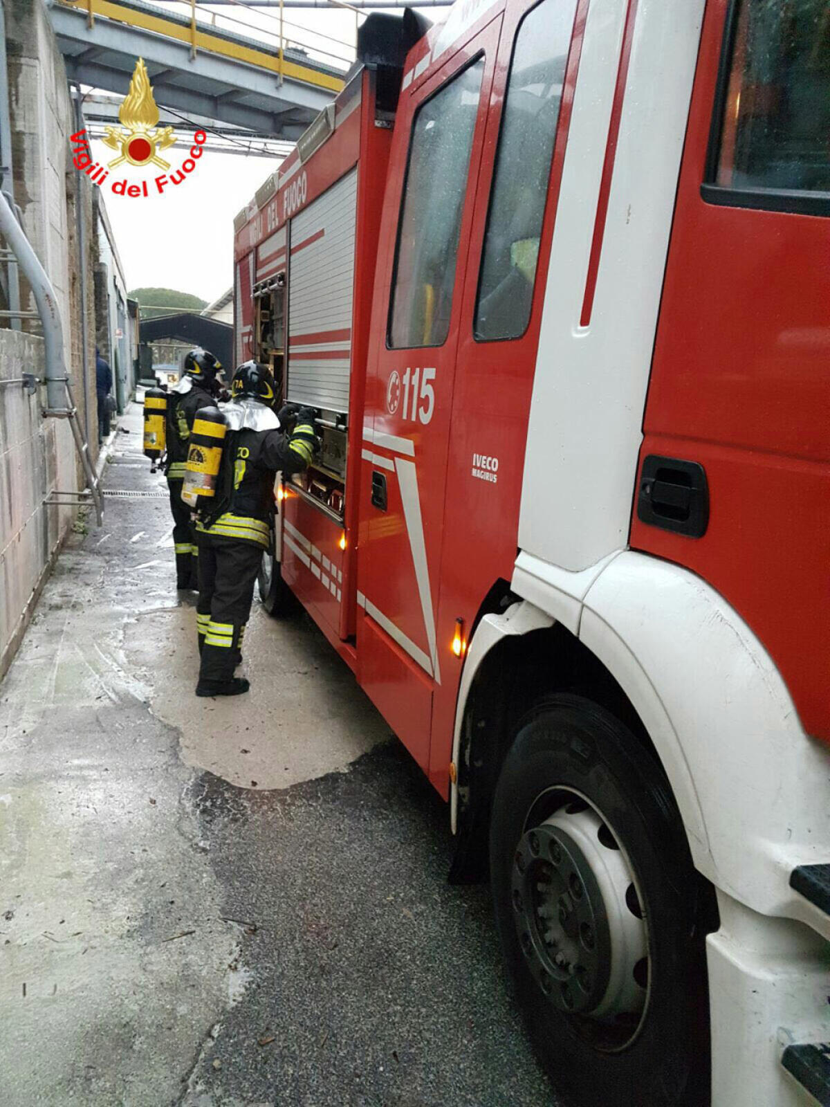 Fiamme ieri a Nettuno all’interno di un’azienda di trasporti: magazzino in fumo, con due rimorchi all’interno. - 