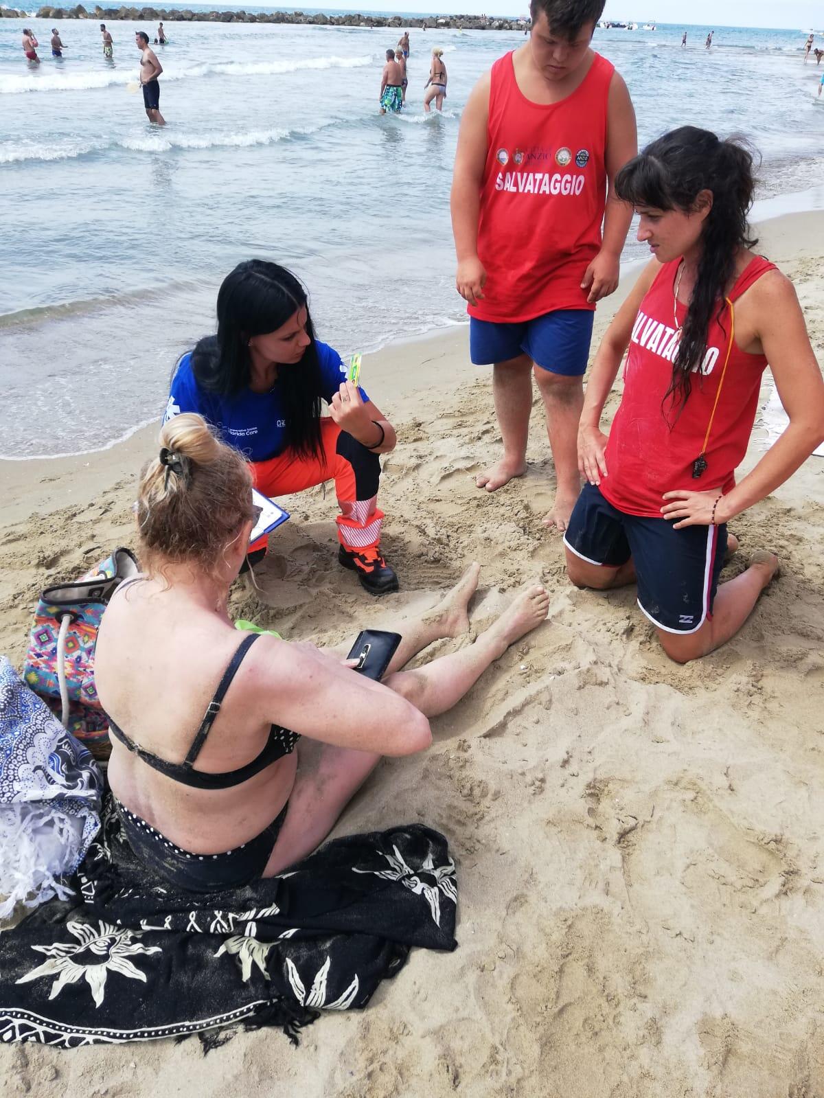 Turista tedesca in difficoltà mentre fa il bagno alle Grotte di Nerone, salvata dagli assistenti bagnanti - 