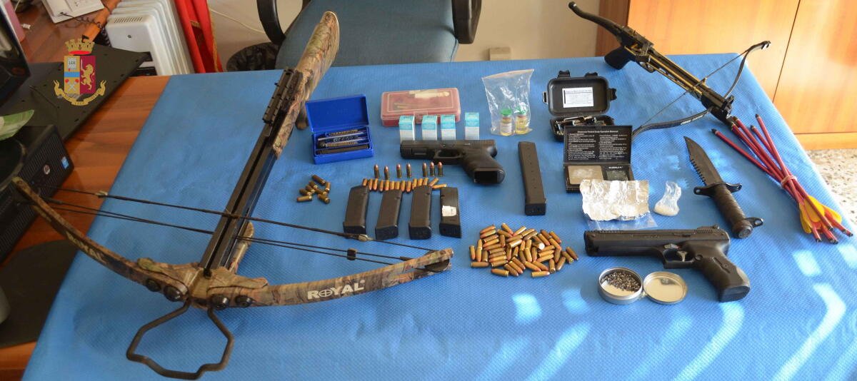 43enne di Velletri minaccia la ex e colpisce con un pugno il suo attuale compagno: arrestato dalla Polizia, deteneva droga e armi. - 