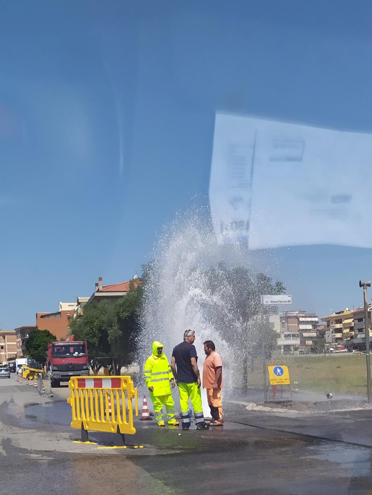 Via Toscanini, ad Aprilia, come fontana di Trevi: si rompe una tubatura dell’acqua durante i lavori di Open Fiber. - 