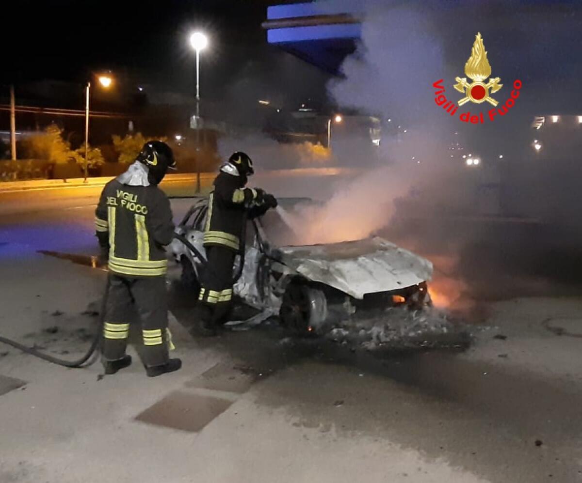 Auto in fiamme all’interno di un’area di servizio, a Priverno. - 