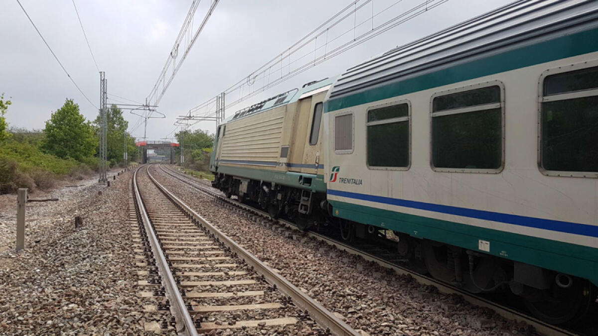 Auto danneggia il passaggio a livello a Campo di Carne, problemi per i treni della Nettuno-Roma - 