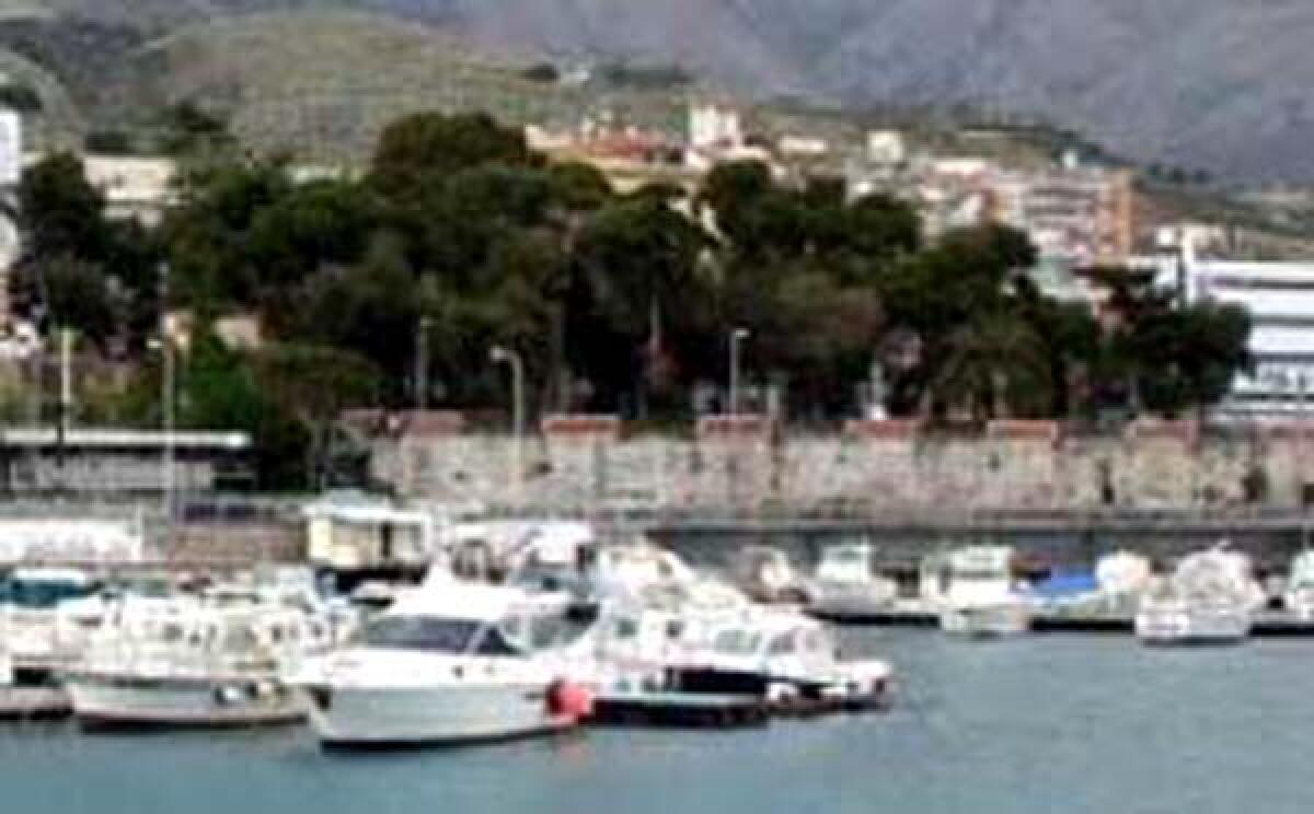 Si disattiva il freno a mano, auto finisce nelle acque del porto di Formia, tra le imbarcazioni. - 