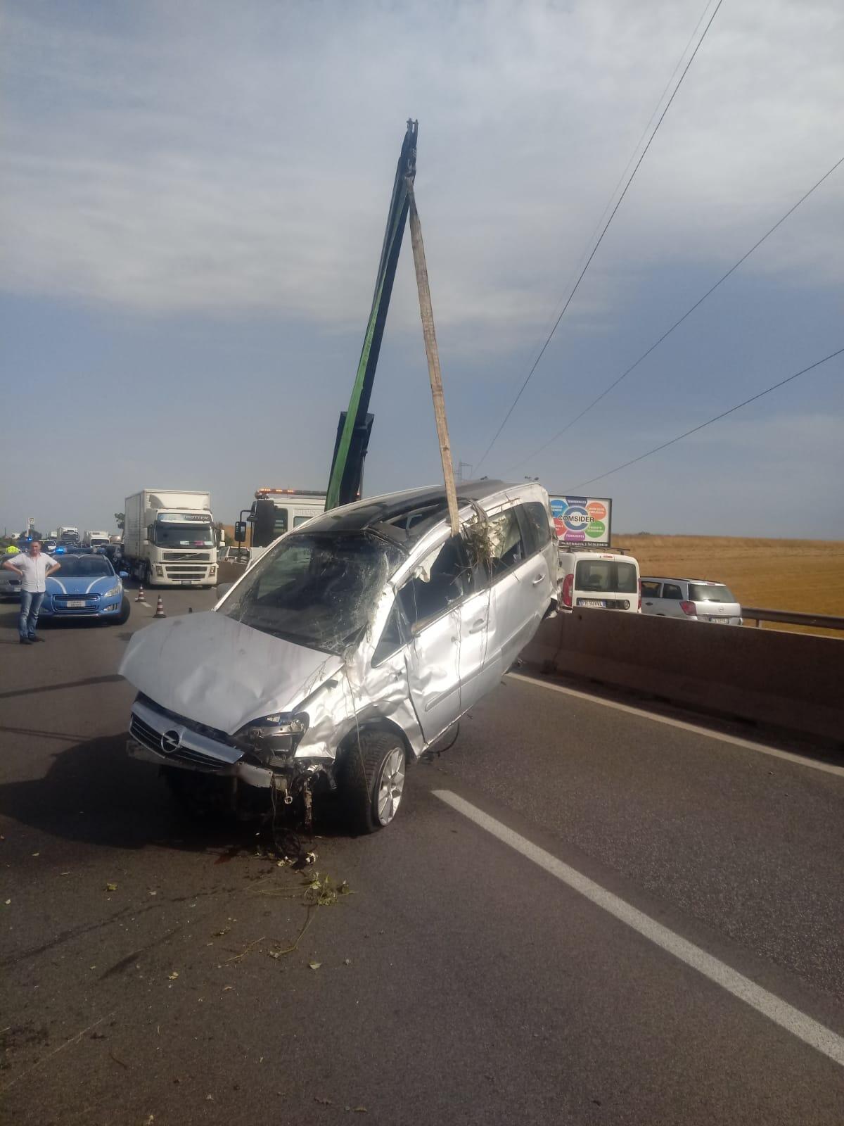 Pontina: auto sfonda il guard rail e finisce nella scarpata, donna ferita gravemente - 