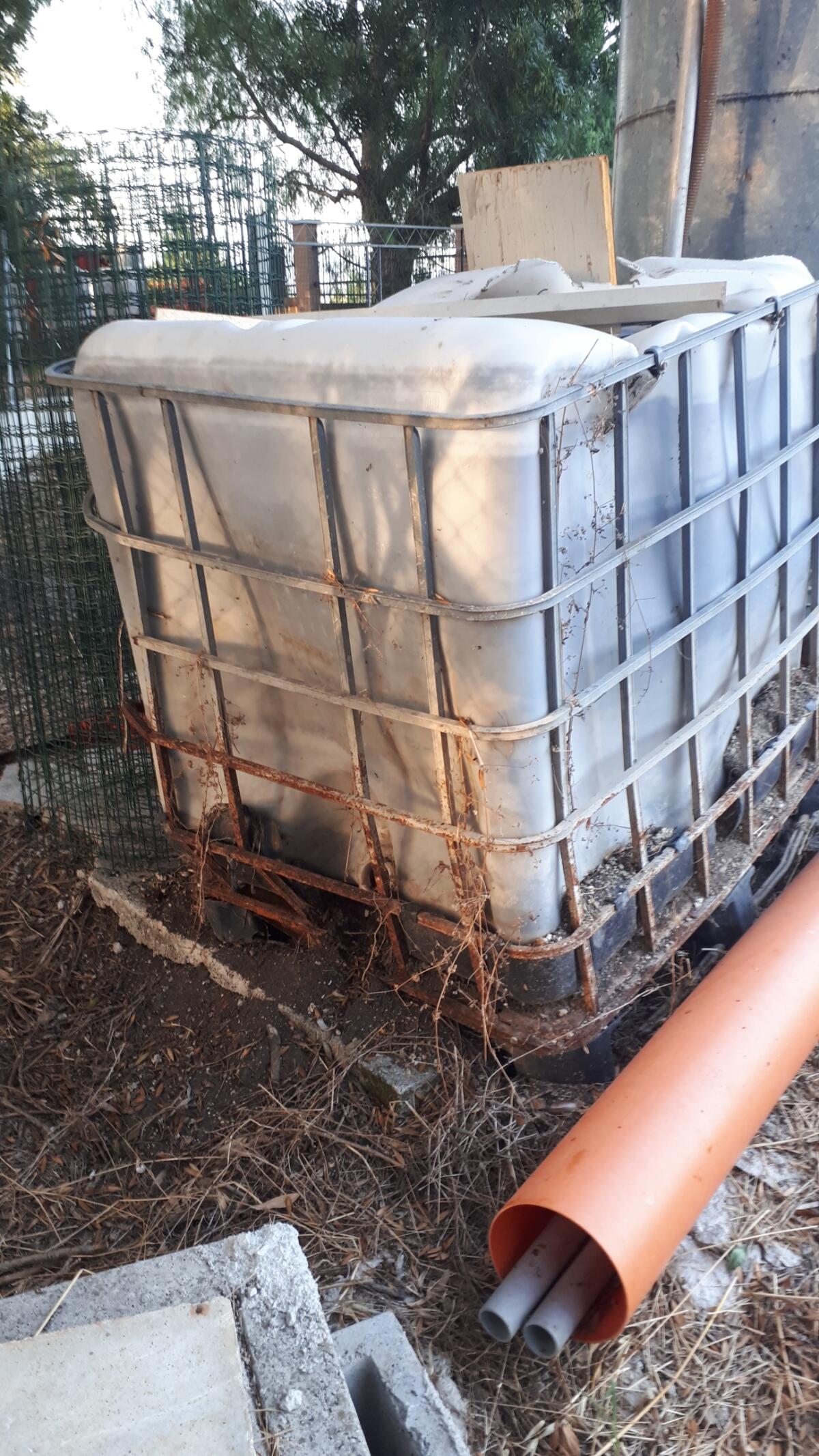 8 mila litri di gasolio sversato e fusti logorati sul  proprio terreno, dopo 12 anni nessuna bonifica. La richiesta di aiuto di una famiglia di Cisterna - 