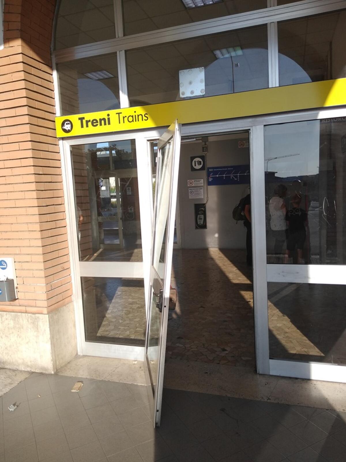 Vandali in azione presso la stazione ferroviaria di Aprilia, porta rotta - 
