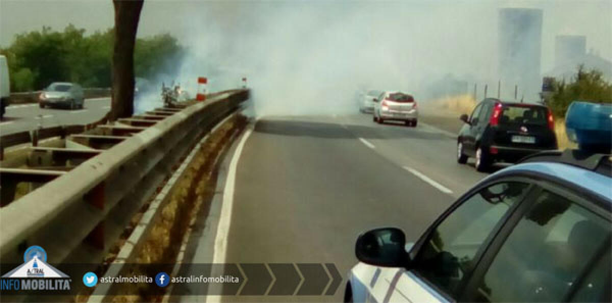 Incendio sulla Pontina, tra Castel Romano e Pomezia Nord. Allerta anche per questo martedì. - 