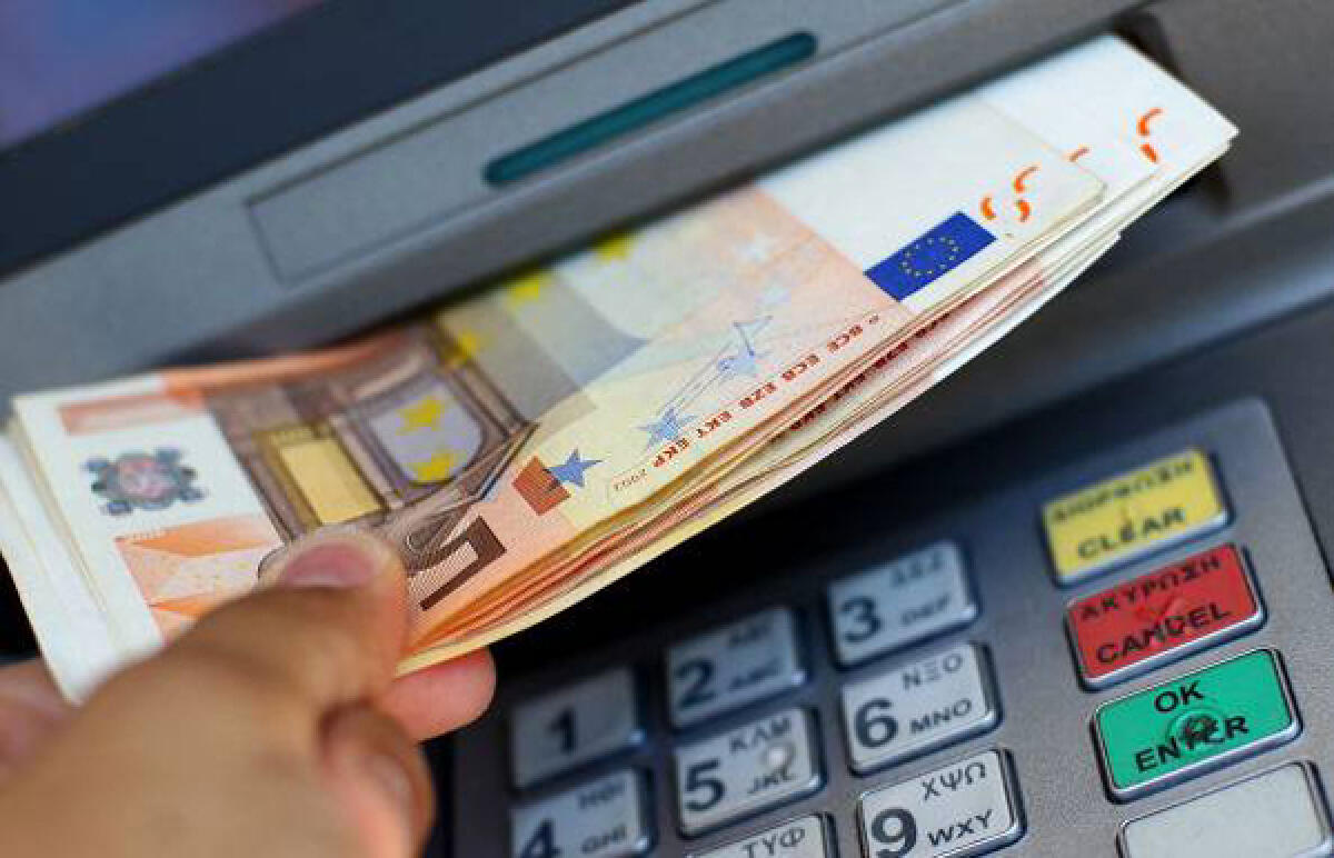 Incassa 4.500 euro con la carta bancomat del suocero: denunciato un 26enne di Priverno. - 