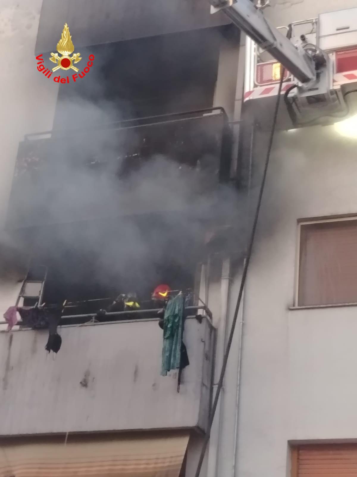 Incendio in un appartamento a Cisterna, stabile evacuato FOTO - 