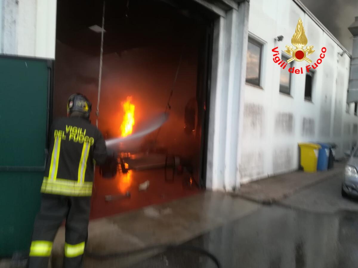 Officina in fiamme a Latina, distrutti dei mezzi pesanti - 