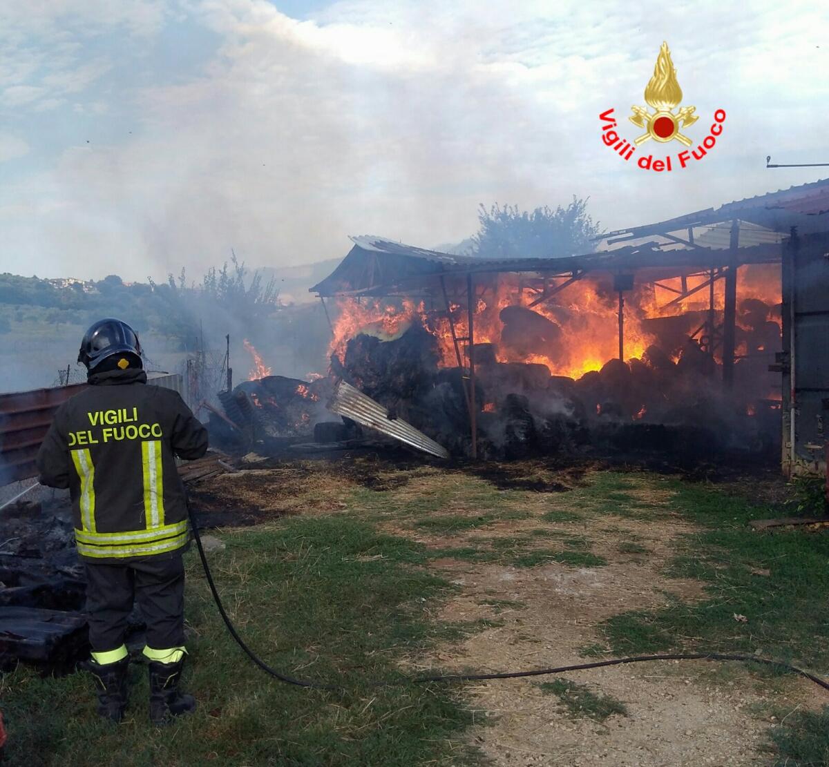 Fienile in fiamme a Ceriara di Sezze: intervento dei vigili del fuoco. - 