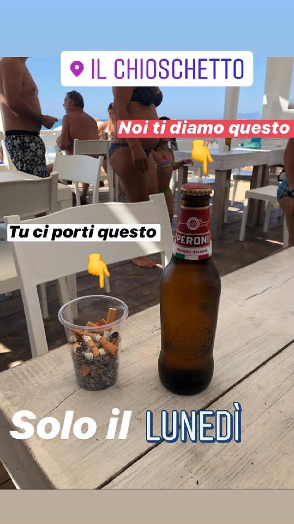 Una birra fredda in cambio di un bicchiere di cicche di sigaretta, l'idea eco per tenere pulita la spiaggia - 