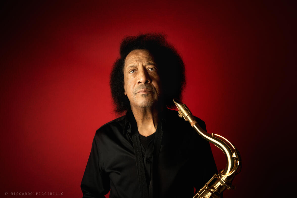 A Minturno "Aspettano 'o tiempo", il concerto di James Senese - 