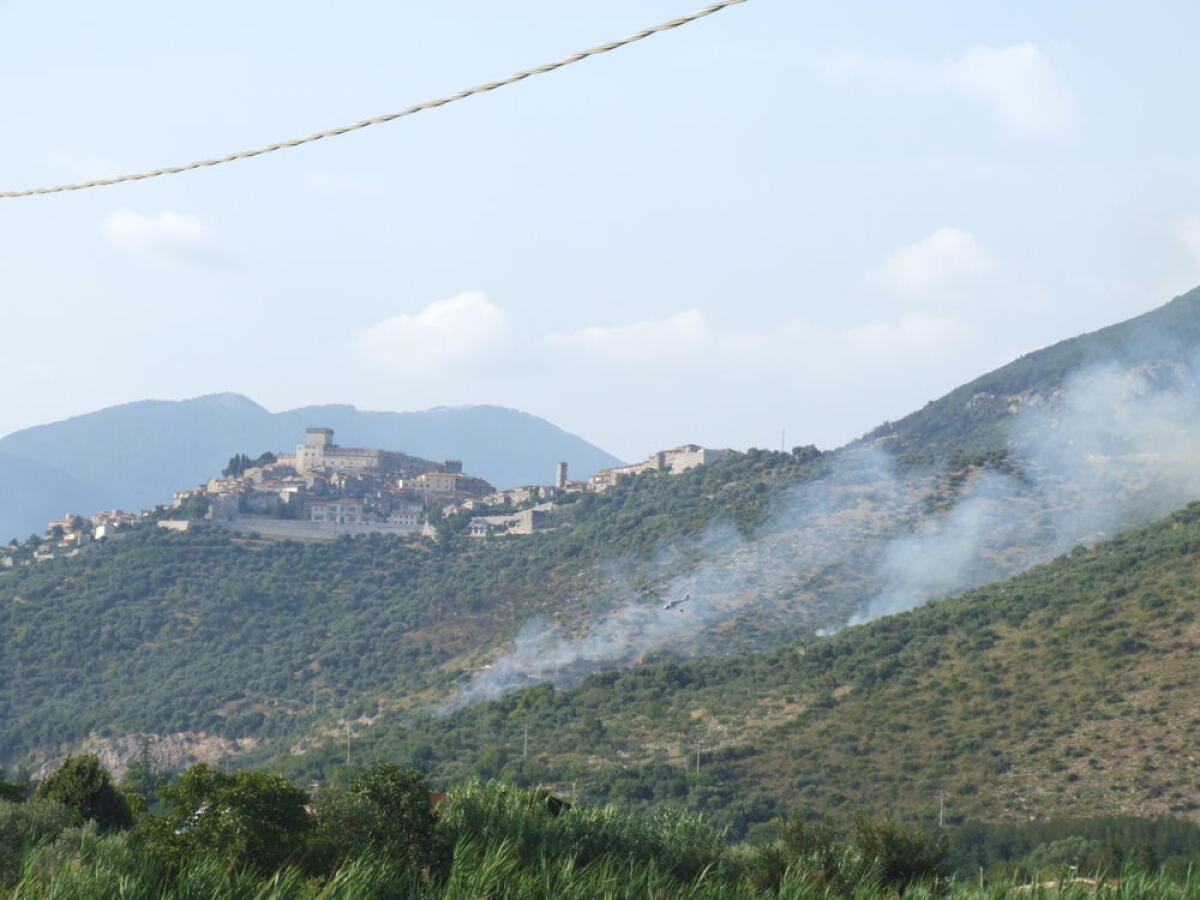 Incendio tra Sermoneta e Bassiano, chiusa la strada delle Casermette - 