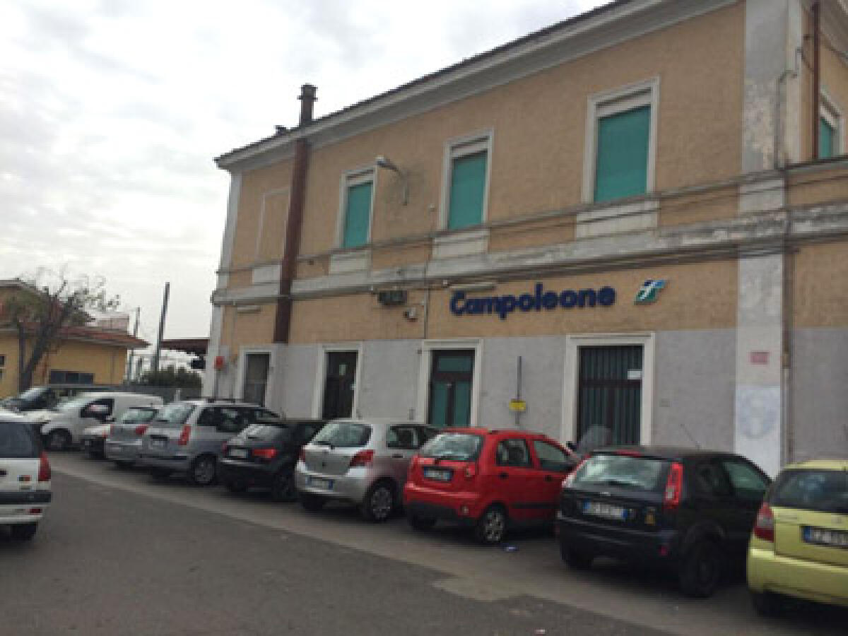 Di nuovo danni alle auto al parcheggio della stazione di Campoleone - 