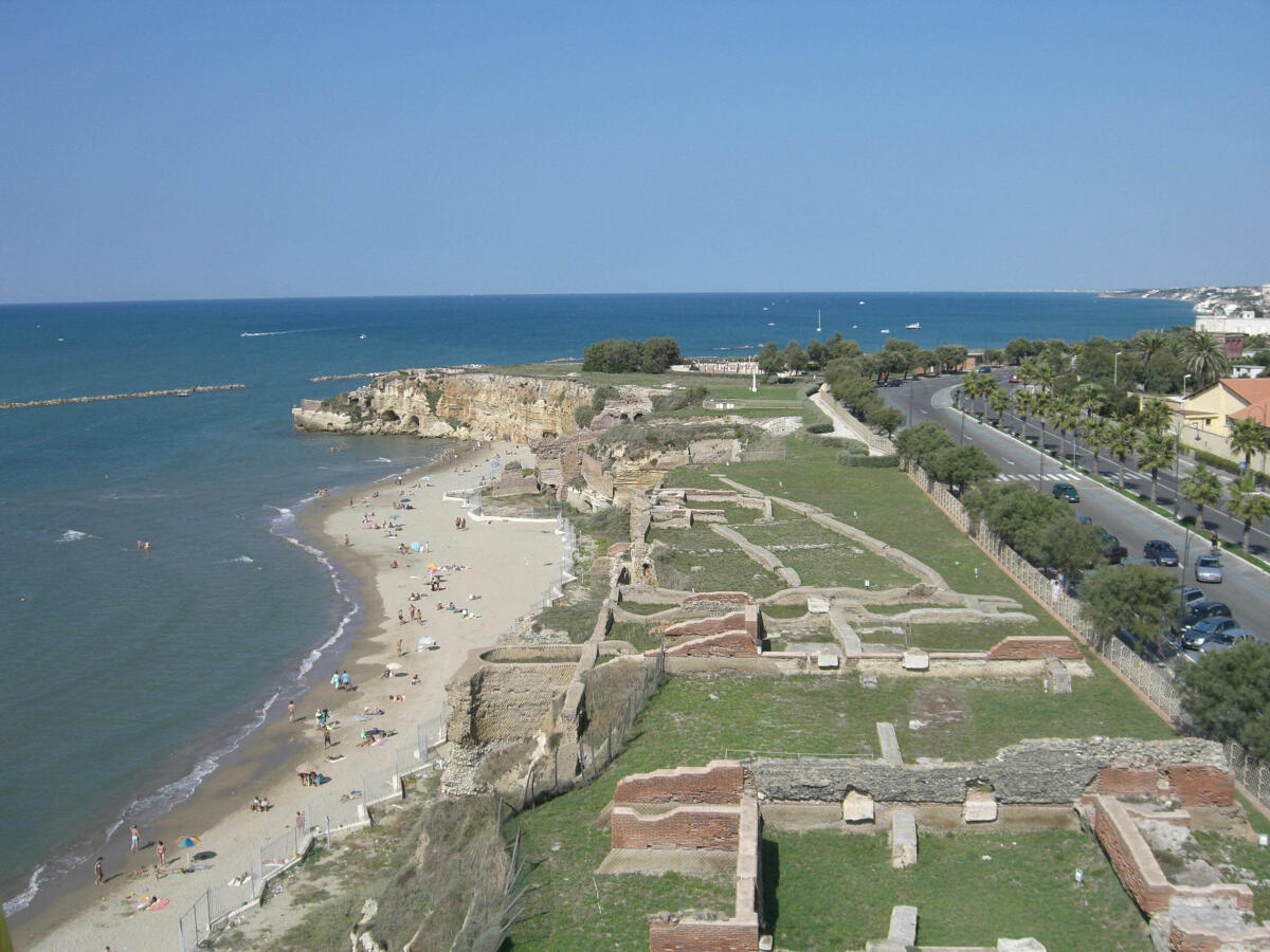 Turisti invadono l'area dei resti romani alle Grotte di Nerone, i bagnanti chiamano la polizia locale - 