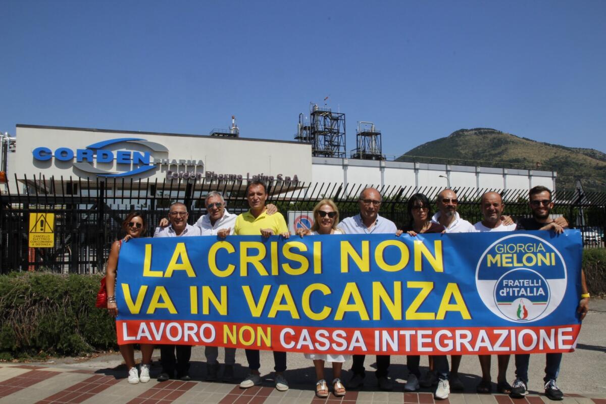 Flash mob di Fratelli d’Italia davanti la Corden Pharma: “La crisi non va in vacanza”. - 