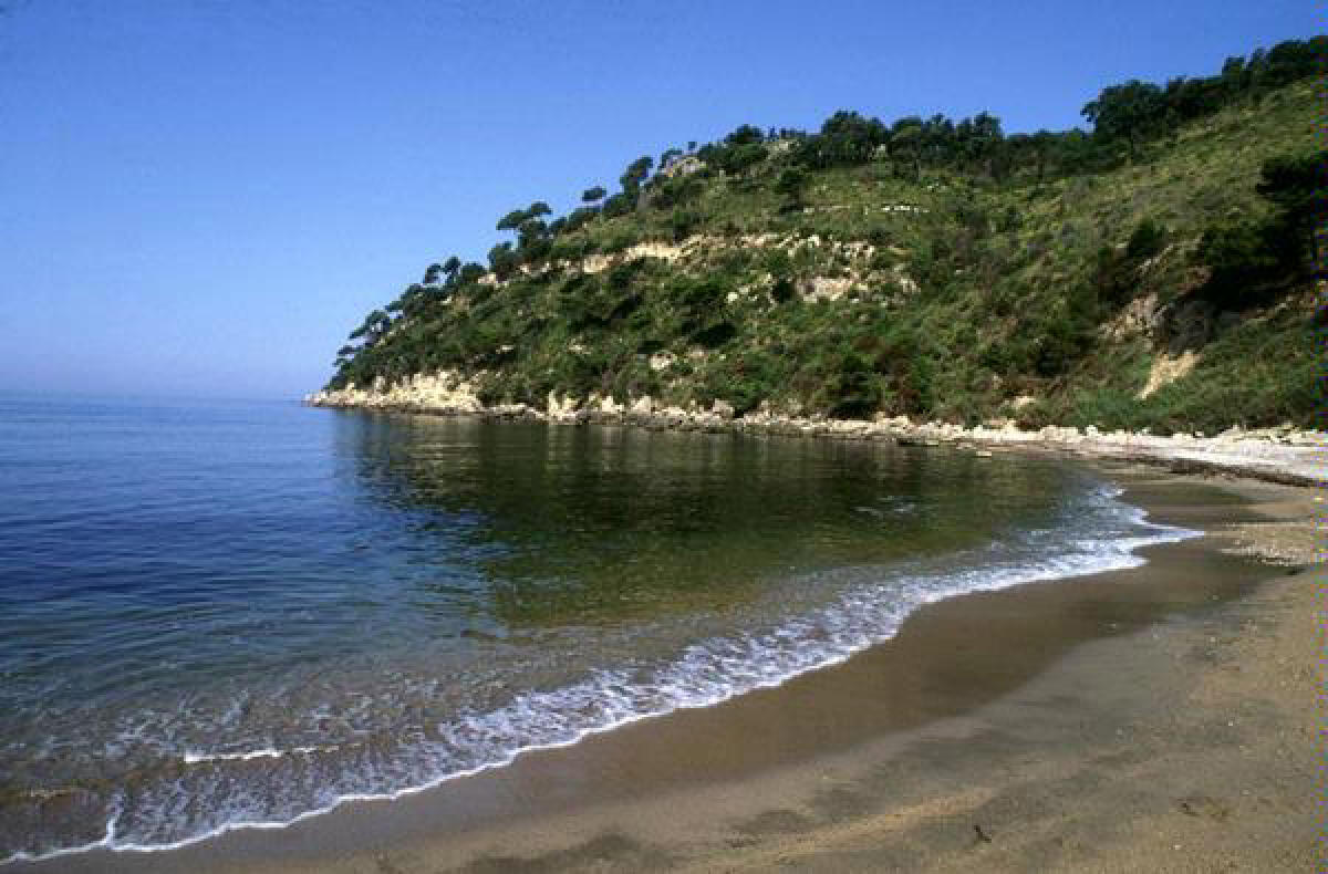 Un pensionato di 84 anni è morto in spiaggia a Scauri a causa di un malore. - 