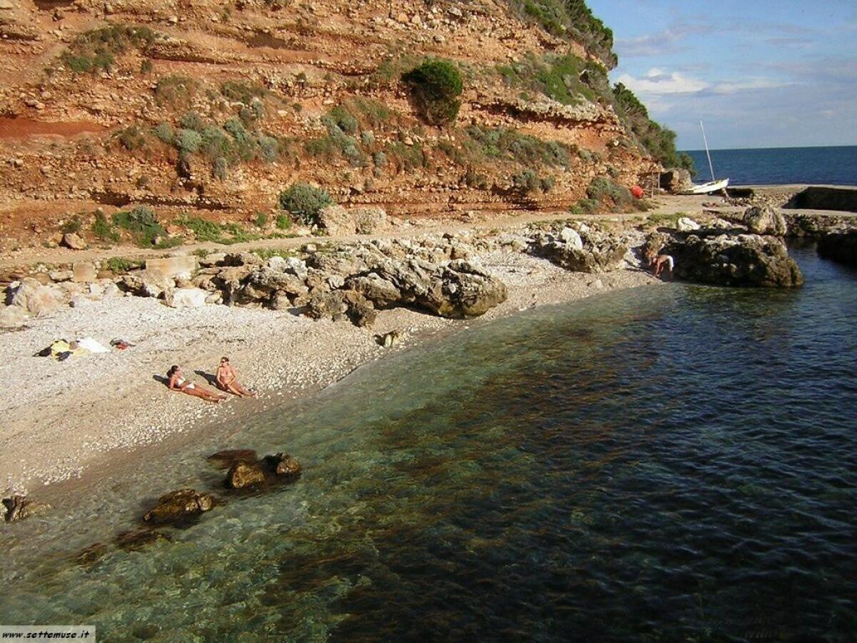 45enne soccorso dalla Guardia Costiera a San Felice Circeo: era bloccato tra le onde, a Punta Rossa. - 