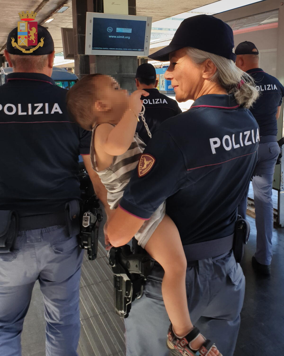Mamma e figlio ricongiunti alla Stazione Termini di Roma grazie alla Polizia. - 