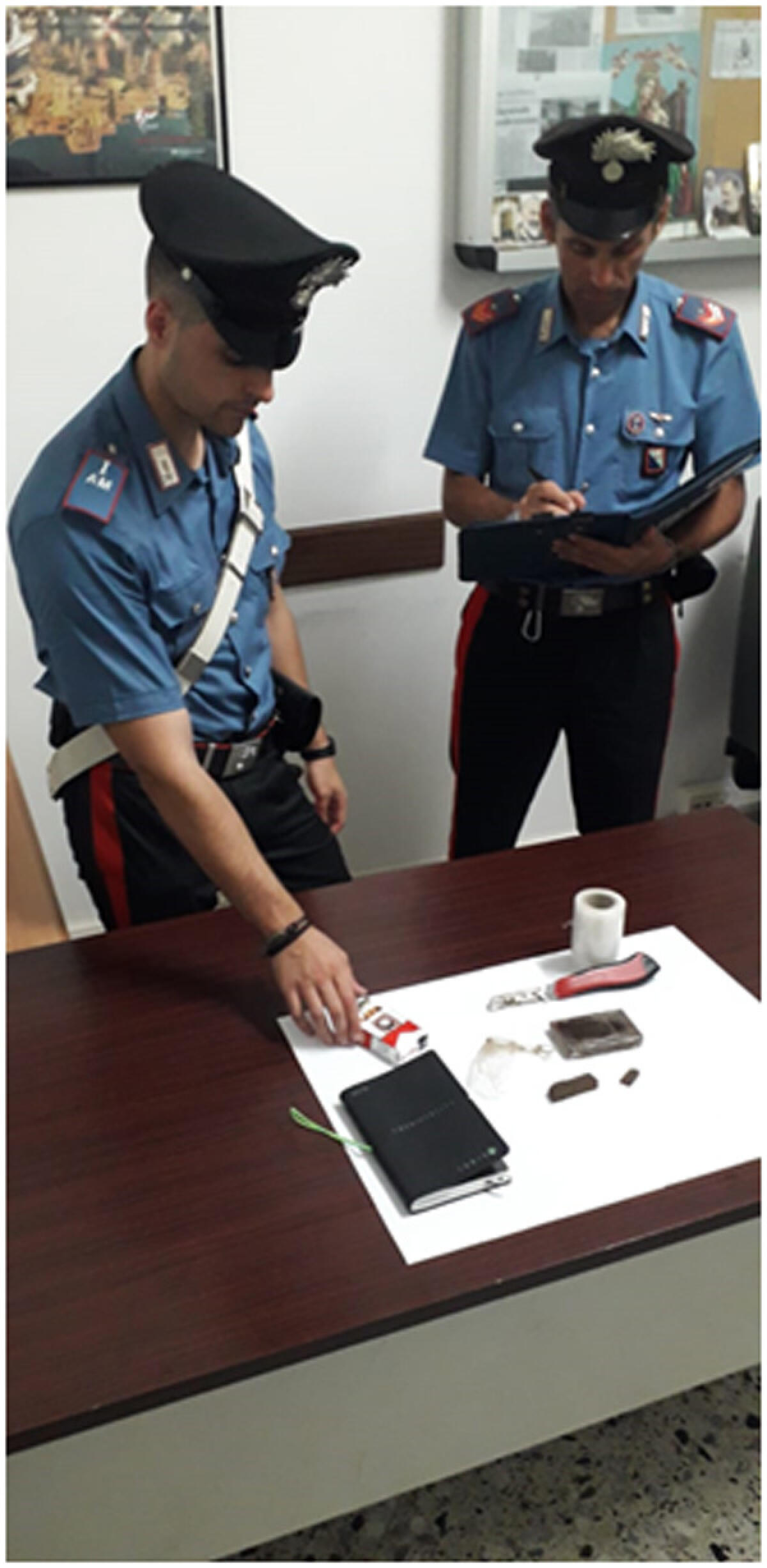 Fermato con un etto di hashish, in arresto pusher 18enne - 