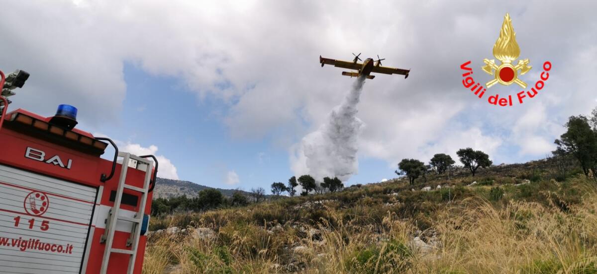 Incendio boschivo nel sud pontino, a Sonnino, nel giorno di Ferragosto. - 