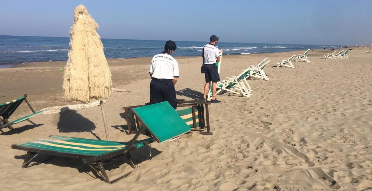 Lettini ed ombrelloni sotto sequestro ad Anzio: Ufficio Circondariale Marittimo e Polizia Locale in azione. - 